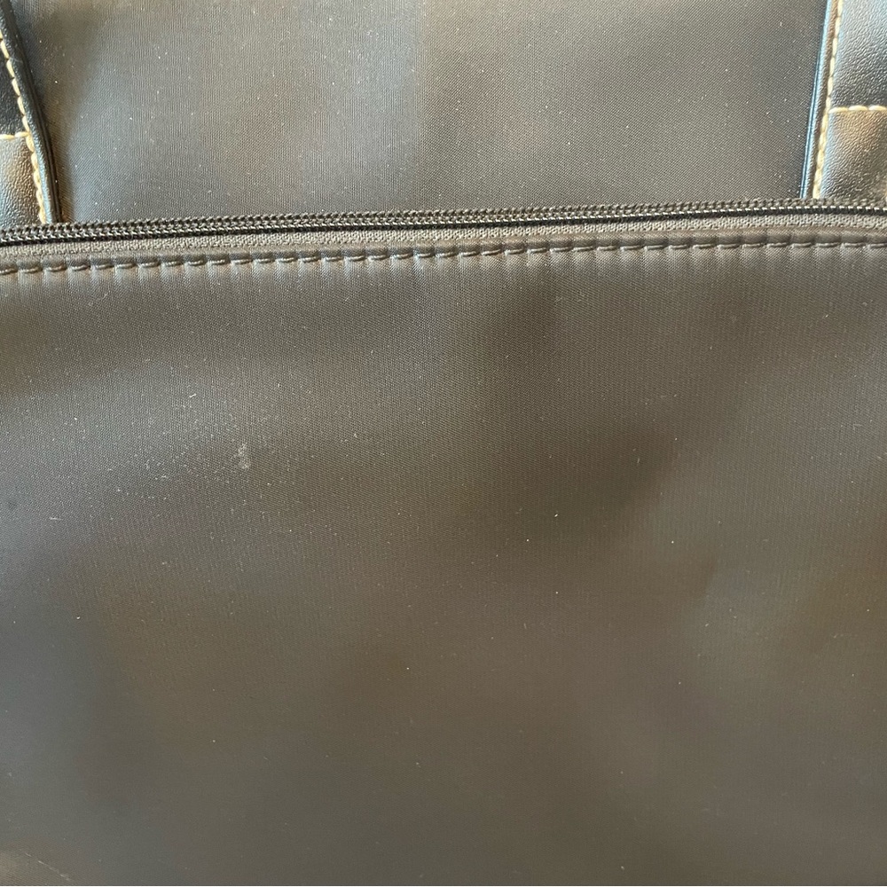 Black LAPTOP shoulder bag. Padded. Roomy. Mega storage. Excellent used condition - Picture 7 of 7